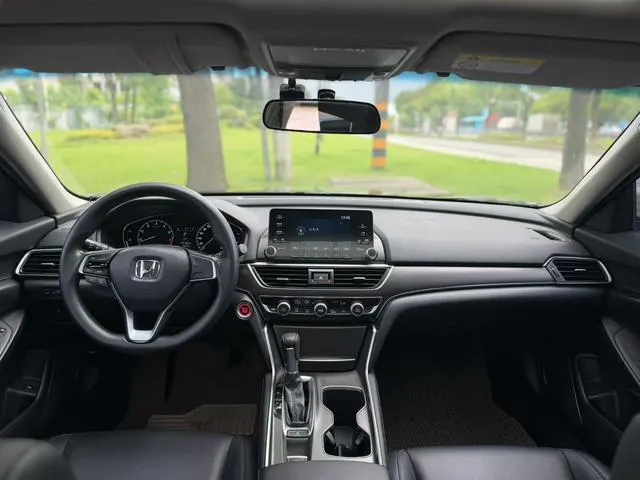 2018 Honda Accord thumbnail 4