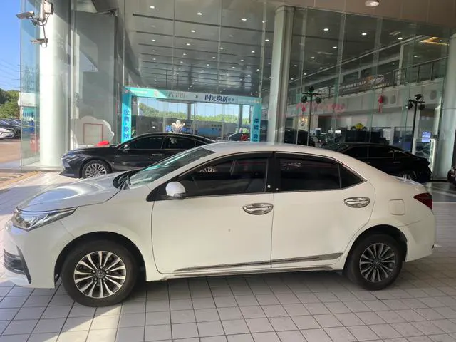2018 Toyota Corolla thumbnail 2