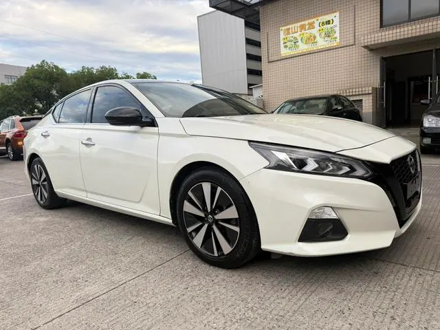 2021 Nissan Altima thumbnail 3