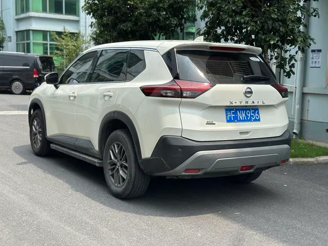 2021 Nissan X-Trail thumbnail 3