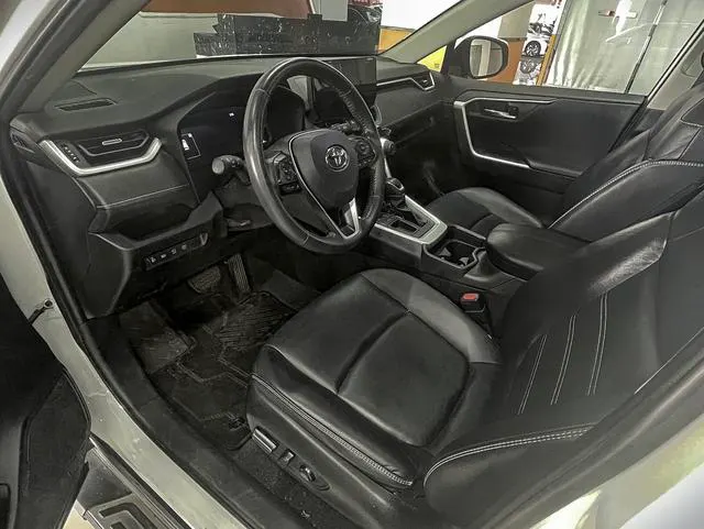 2023 Toyota RAV4 thumbnail 5