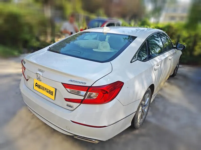 2018 Honda Accord thumbnail 2