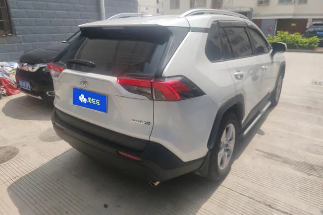 2024 Toyota RAV4 thumbnail 3