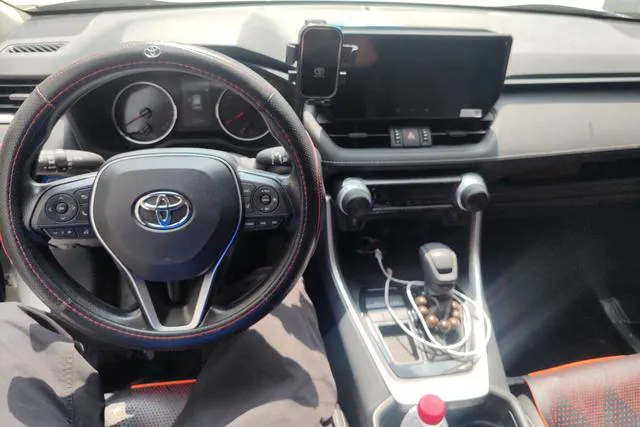 2024 Toyota RAV4 thumbnail 4