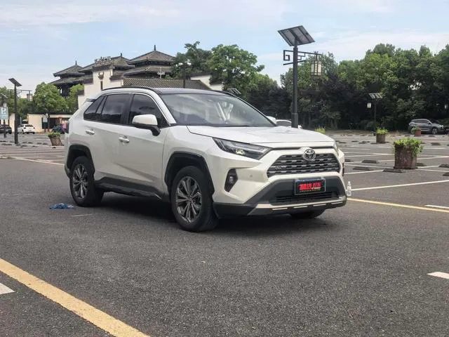 2024 Toyota RAV4 thumbnail 3