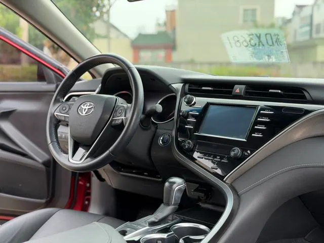 2018 Toyota Camry thumbnail 4
