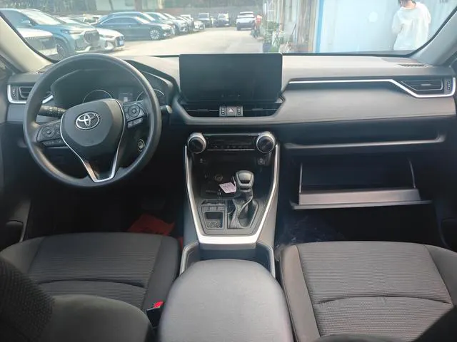 2024 Toyota RAV4 thumbnail 4