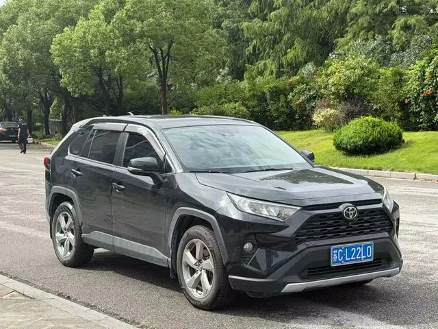 2021 Toyota RAV4 thumbnail 3