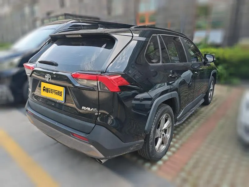2022 Toyota RAV4 thumbnail 2