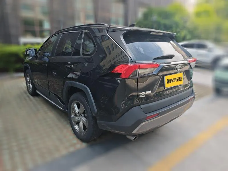 2022 Toyota RAV4 thumbnail 4