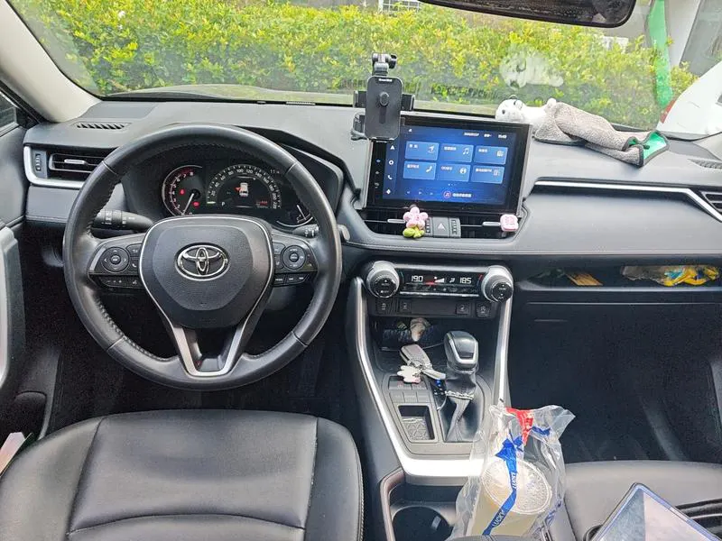 2022 Toyota RAV4 thumbnail 5