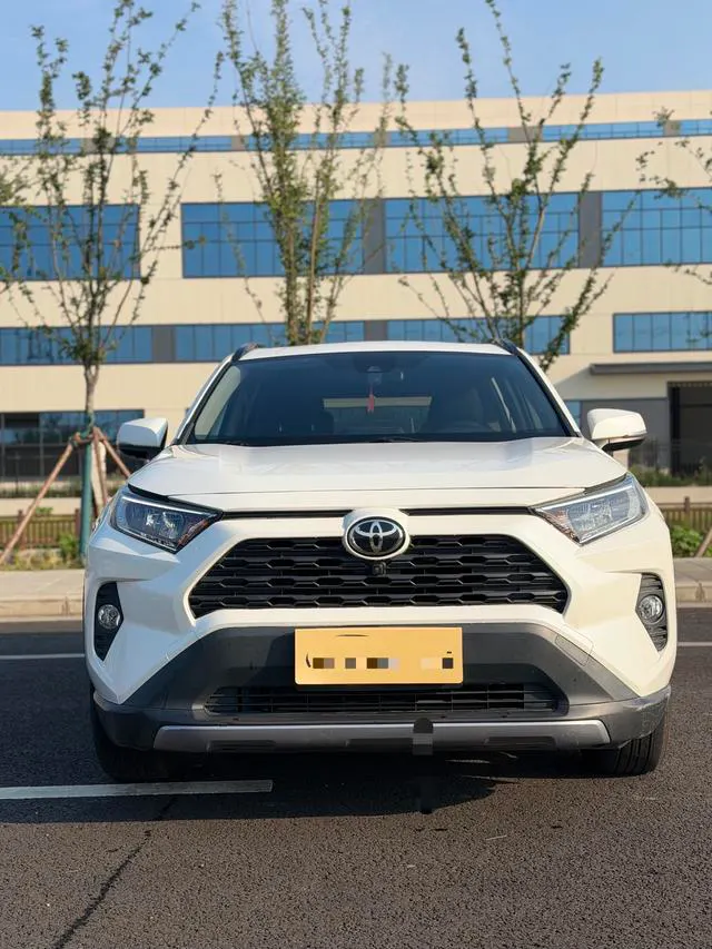 2020 Toyota RAV4 thumbnail 2