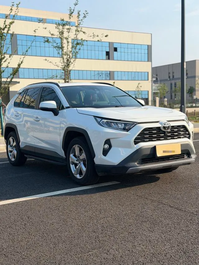 2020 Toyota RAV4 thumbnail 3