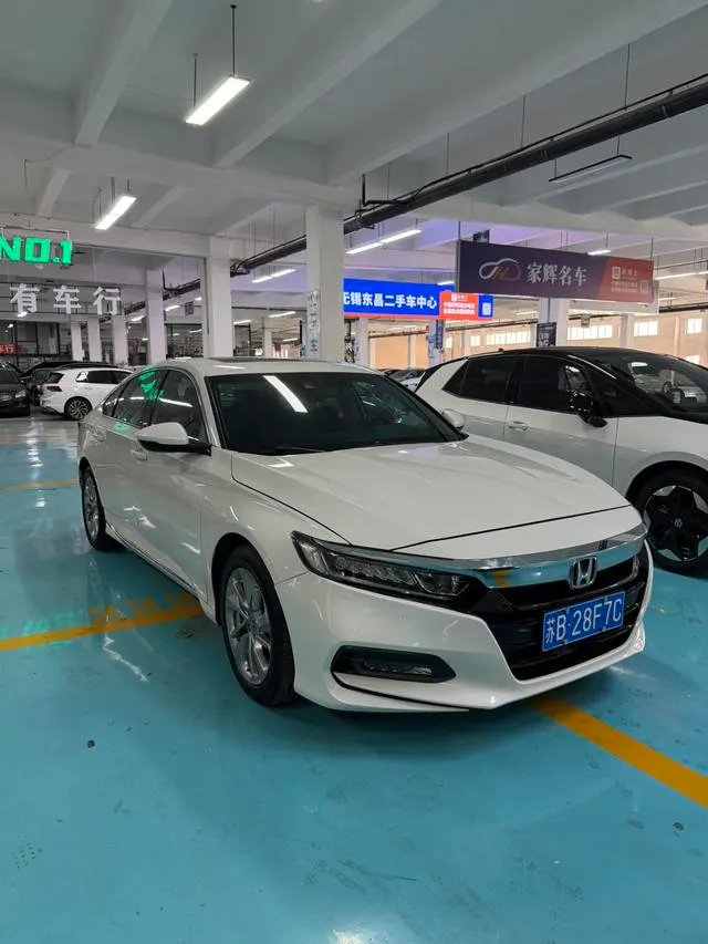 2018 Honda Accord thumbnail 2