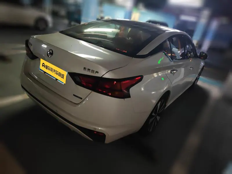2019 Nissan Altima thumbnail 2