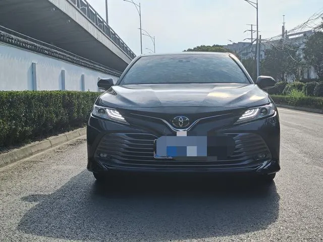 2019 Toyota Camry thumbnail 2