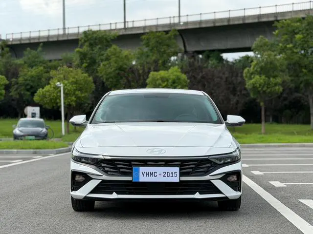 2023 Hyundai Elantra thumbnail 2