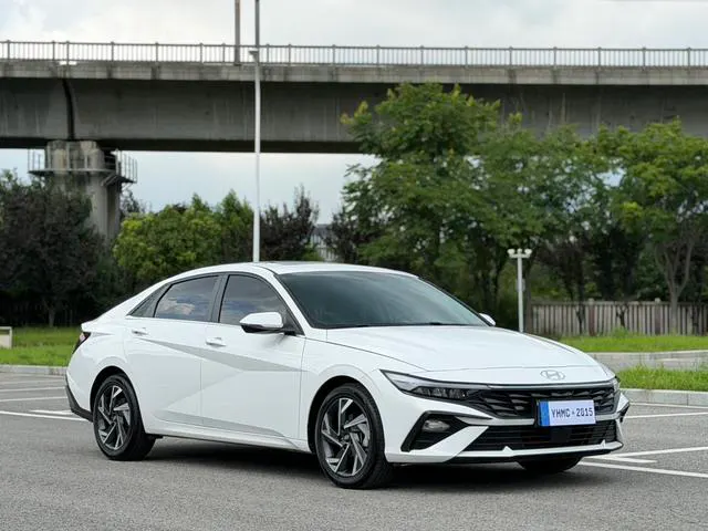 2023 Hyundai Elantra thumbnail 3