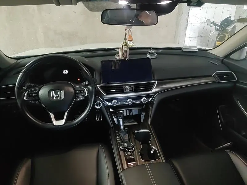 2022 Honda Accord thumbnail 5