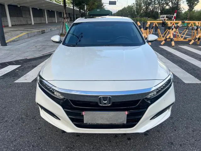2018 Honda Accord thumbnail 2