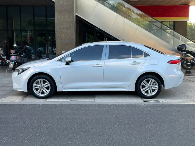 2019 Toyota Corolla thumbnail 3