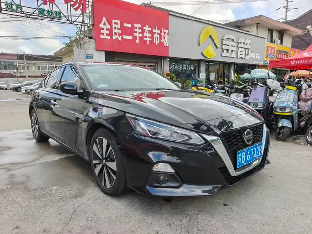 2019 Nissan Altima thumbnail 3