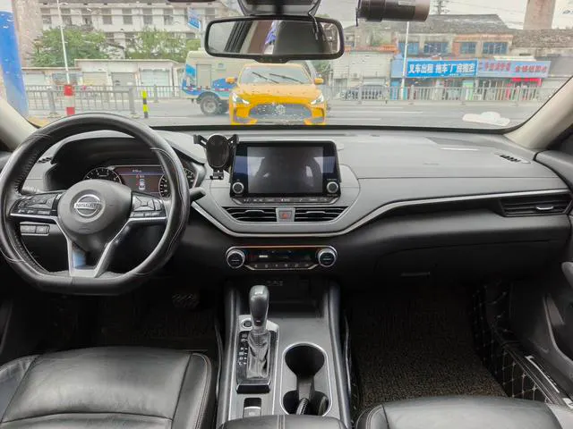 2019 Nissan Altima thumbnail 4