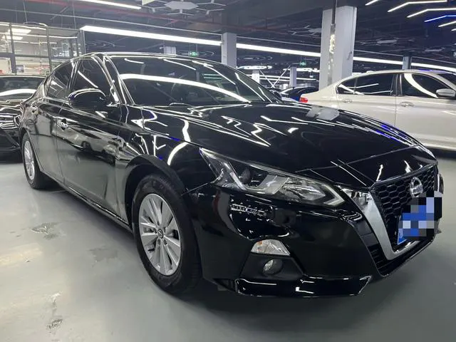 2021 Nissan Altima thumbnail 3