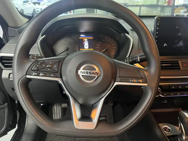 2021 Nissan Altima thumbnail 5