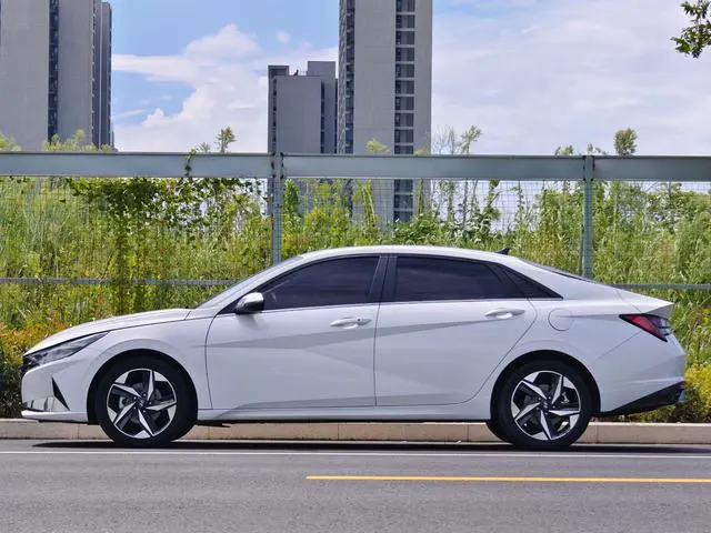 2021 Hyundai Elantra thumbnail 3