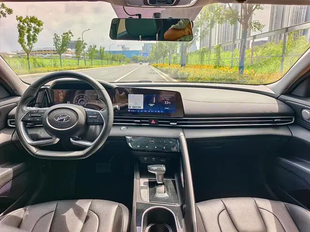 2021 Hyundai Elantra thumbnail 4
