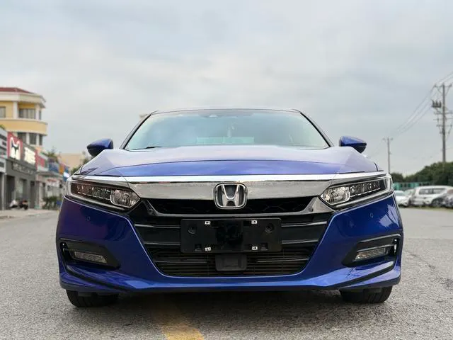 2018 Honda Accord thumbnail 2