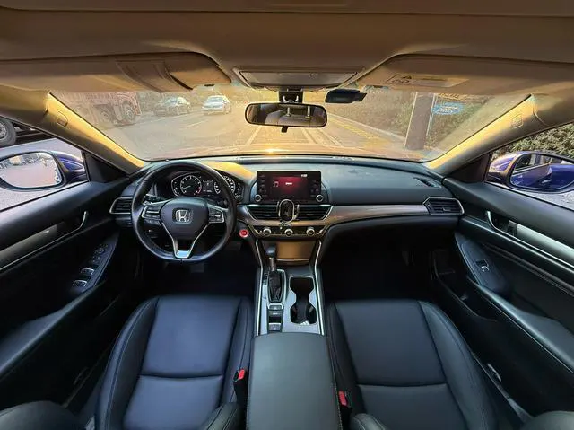 2018 Honda Accord thumbnail 4