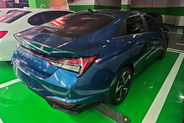 2023 Hyundai Elantra thumbnail 3