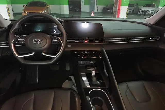 2023 Hyundai Elantra thumbnail 4