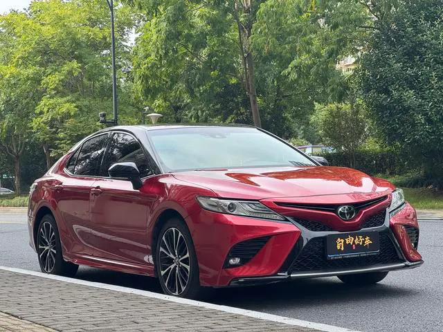 2018 Toyota Camry thumbnail 3